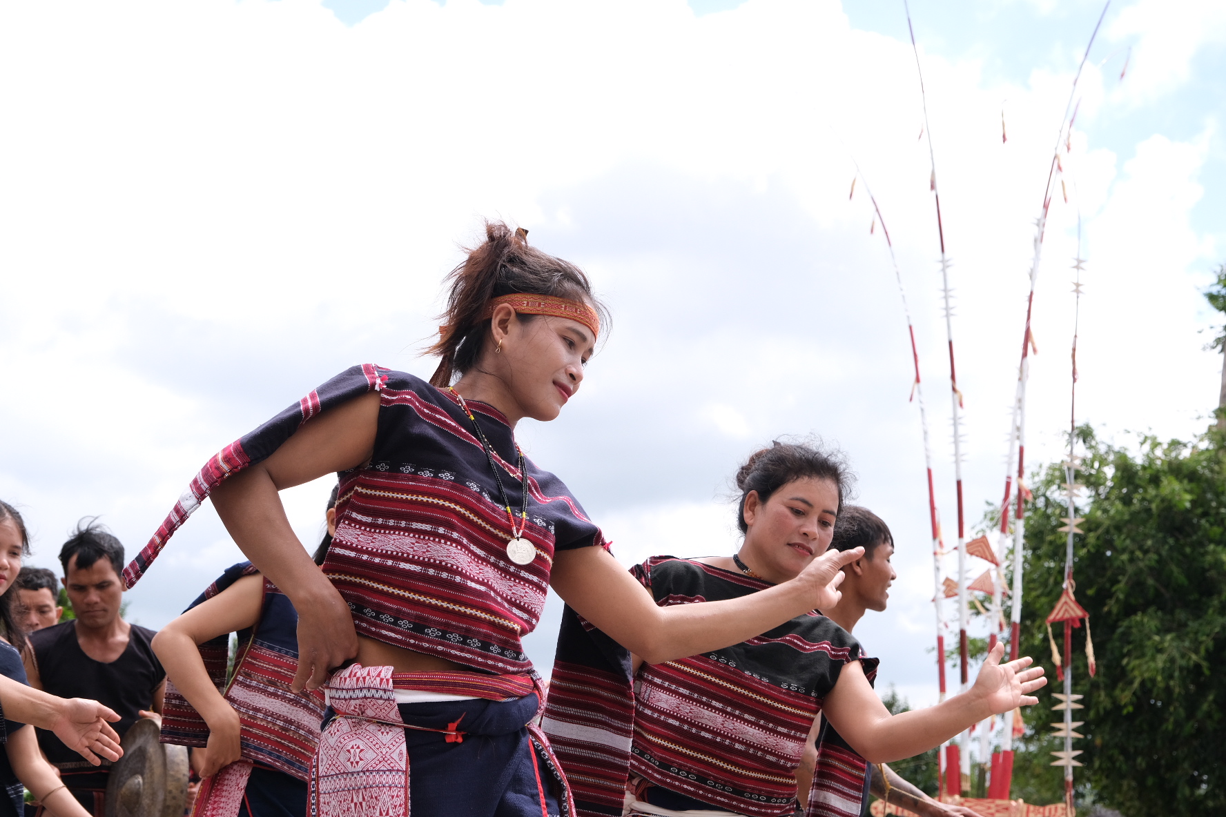 Điệu múa ngày lễ hội của những cô gái Ba Na xinh đẹp. Ảnh: Hoàng Ngọc 