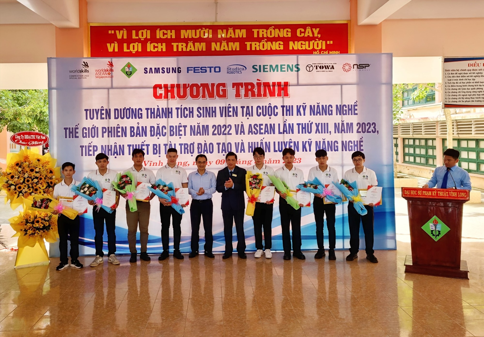 Trường Đại học Sư phạm Kỹ thuật Vĩnh Long tuyên dương, khen thưởng cho các bạn sinh viên trường . Ảnh: Hoàng Lộc
