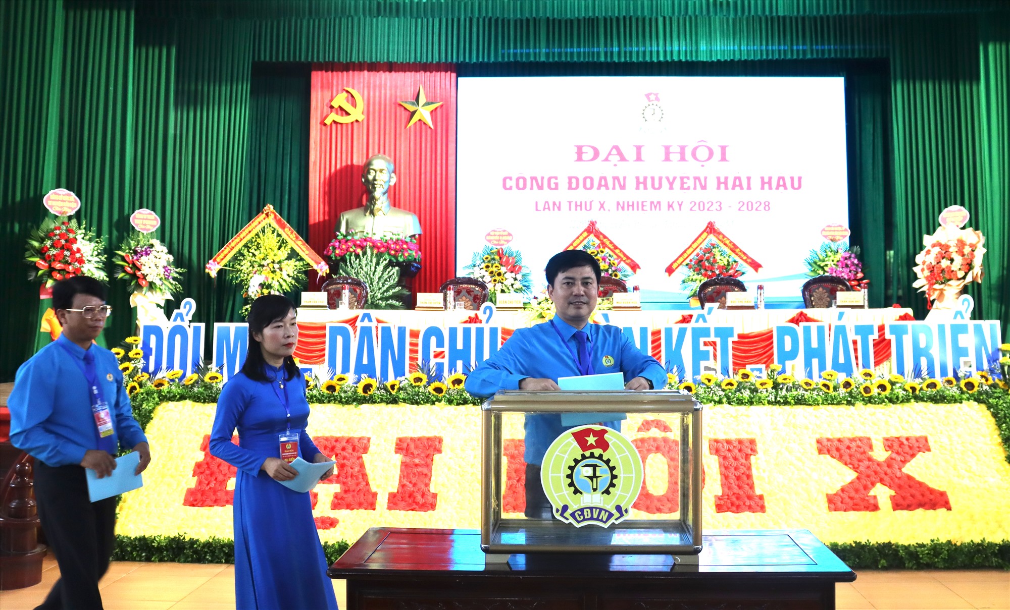 Các đại biểu bầu Ban chấp hành Công đoàn huyện Hải Hậu nhiệm kỳ 2023-2028. Ảnh: Công đoàn Nam Định