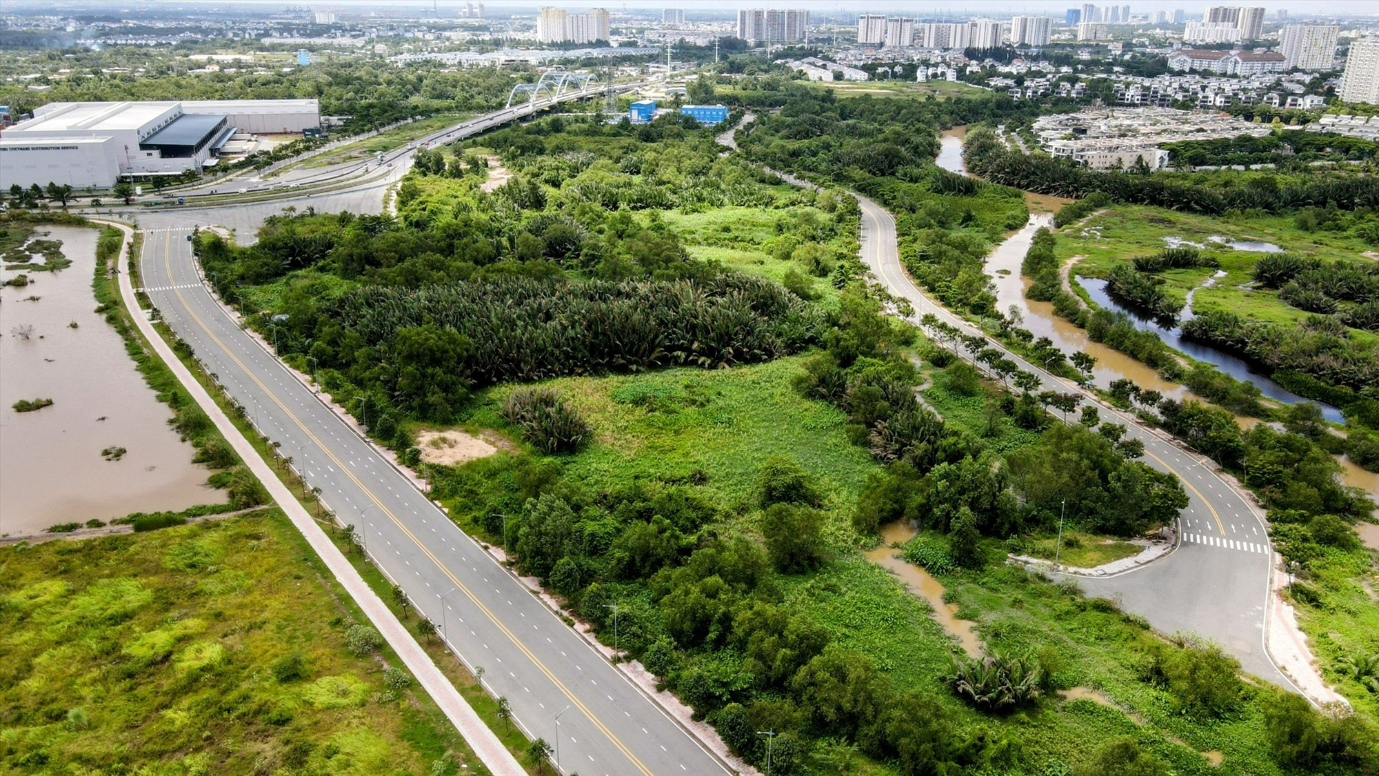 Theo Sở GTVT TP Hồ Chí Minh, đường Vành đai 2 là tuyến đường quan trọng của thành phố để kết nối các khu công nghiệp, đô thị và các tuyến đường trục xuyên tâm, nhằm giảm tải cho khu vực nội đô, góp phần tăng khả năng kết nối giao thông với các tuyến đường bộ hướng tâm, giữa các địa phương của vùng TP Hồ Chí Minh.