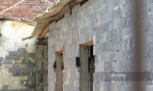 Những bức tường bong tróc vôi vữa tại xóm Ba Quang (xã Minh Đức, TP Phổ Yên, Thái Nguyên) được lát đá với hi vọng được kiểm đếm, đền bù với giá cao.