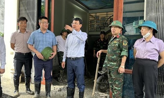 Bí thư Tỉnh uỷ Lào Cai Đặng Xuân Phong chỉ đạo công tác khắc phục hậu quả sự cố vỡ cống tràn hồ thải. Ảnh: Quốc Khánh