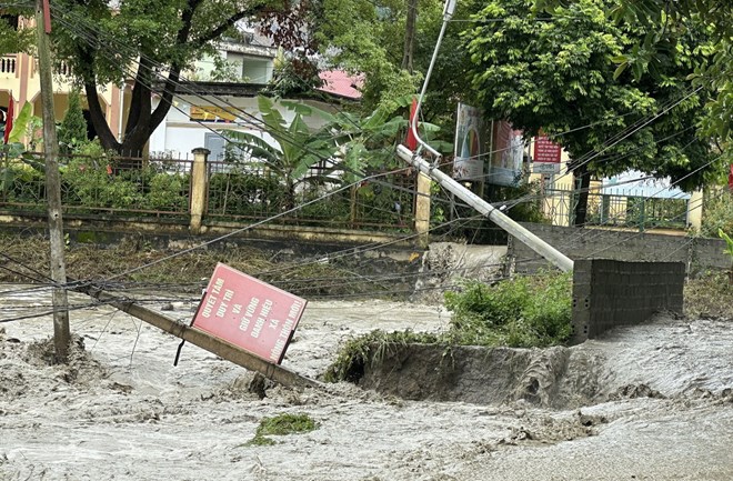 Nước lớn làm đổ nhiều cột điện khu vực xã Tả Phời. Ảnh: Quốc Khánh