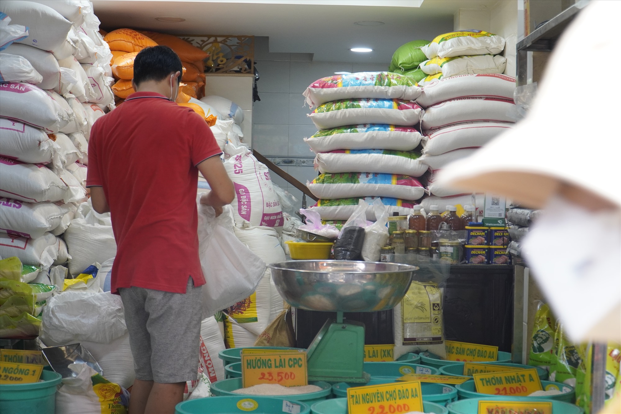 Nguồn cung gạo tại TP Hồ Chí Minh vẫn ổn định. Ảnh: Hạ Mây