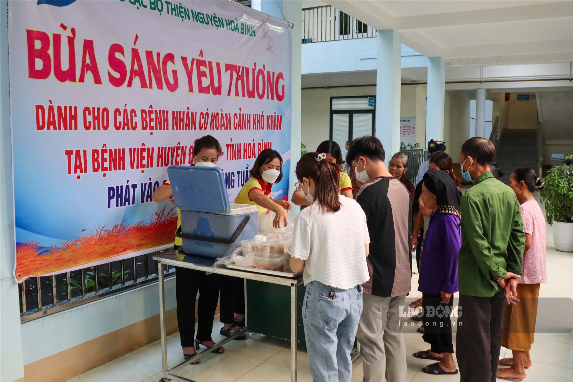 Ghi nhận sáng 9.8, sau khi nhận được thông báo nhận suất ăn sáng từ thiện, rất đông bệnh nhân đã tập trung tại khu nhà trung tâm của Bệnh viện Đa khoa huyện Đà Bắc.