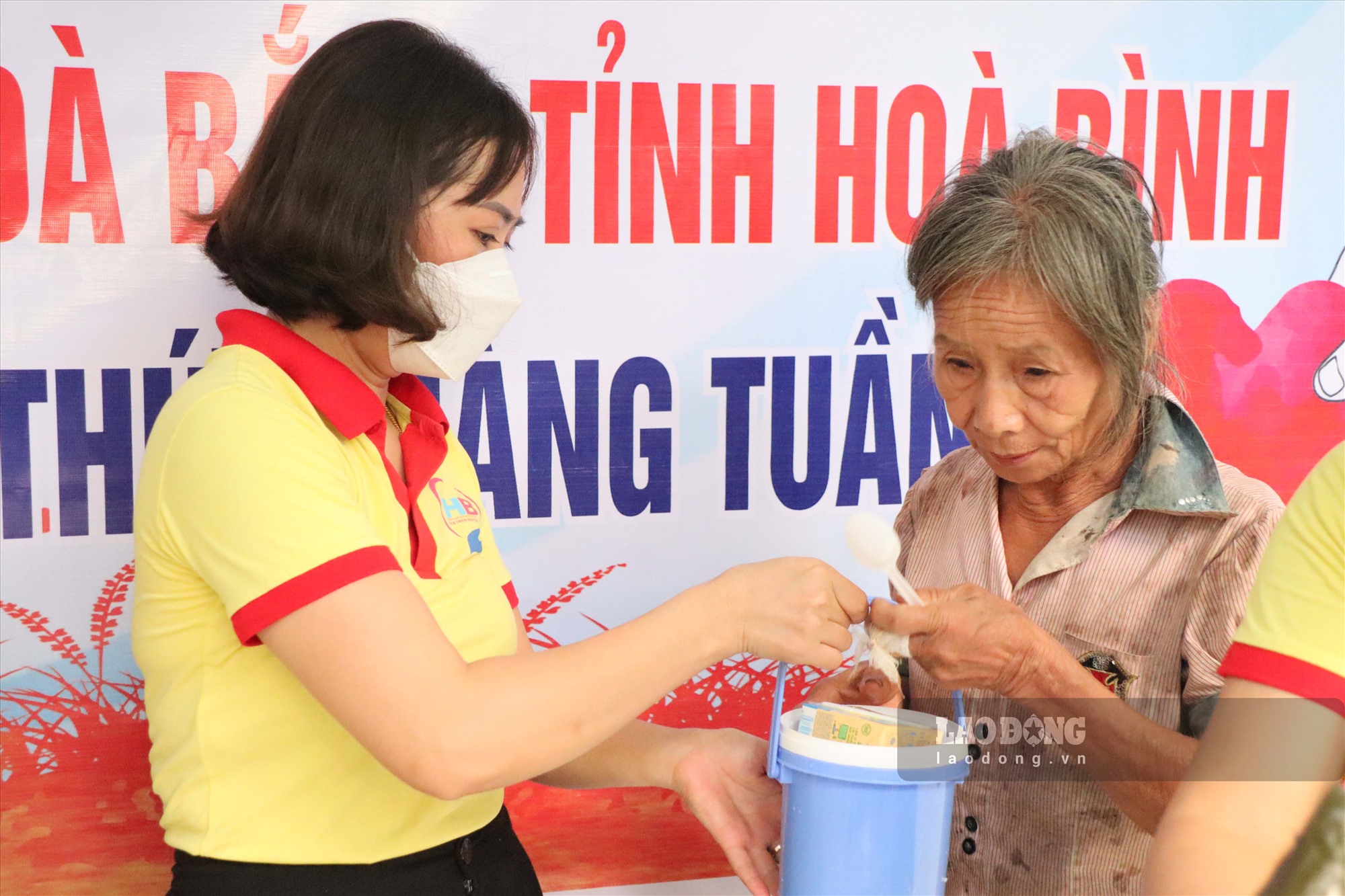 Không giấu được cảm xúc bà Bùi Thị Cúc (54 tuổi, trú xã Toàn Sơn, huyện Đà Bắc) chia sẻ: “Đây là lần thứ 2 tôi được nhận suất ăn sáng miễn phí, nó thật ý nghĩa đối với những gia đình nghèo như tôi. Dù là miễn phí nhưng cháo thực sự rất ngon”.