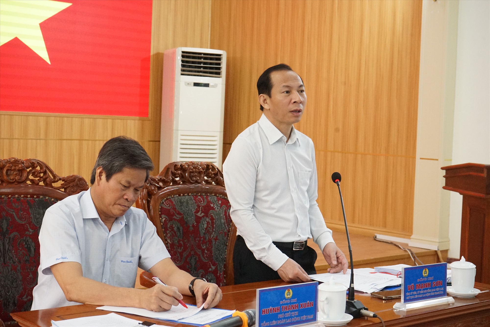 Ông Võ Mạnh Sơn - Chủ tịch LĐLĐ tỉnh Thanh Hóa phát biểu tại buổi làm việc. Ảnh: Quách Du