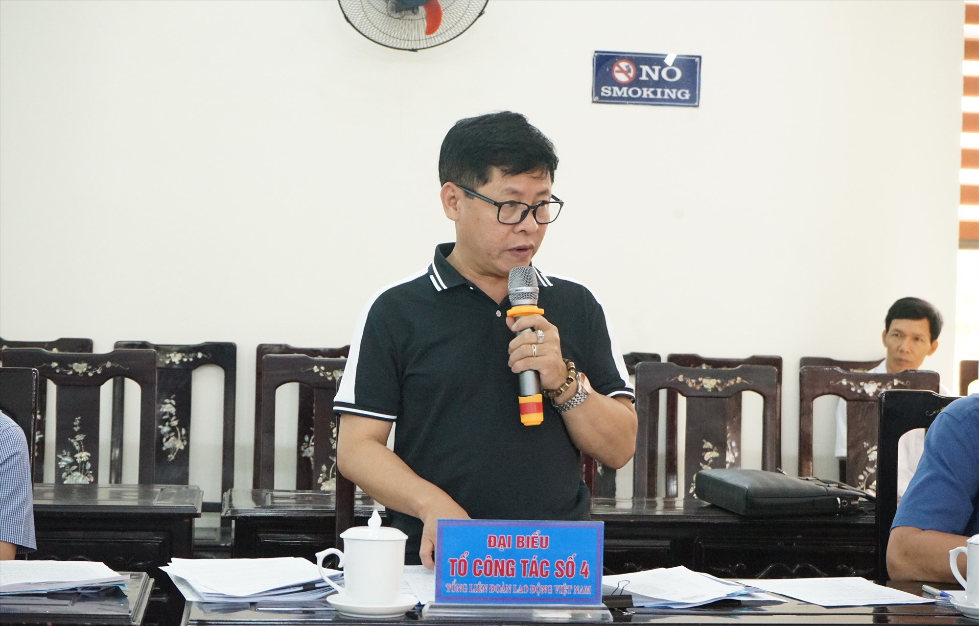 Đại biểu đoàn công tác Tổng LĐLĐ Việt Nam góp ý kiến tại buổi làm việc. Ảnh: Quách Du