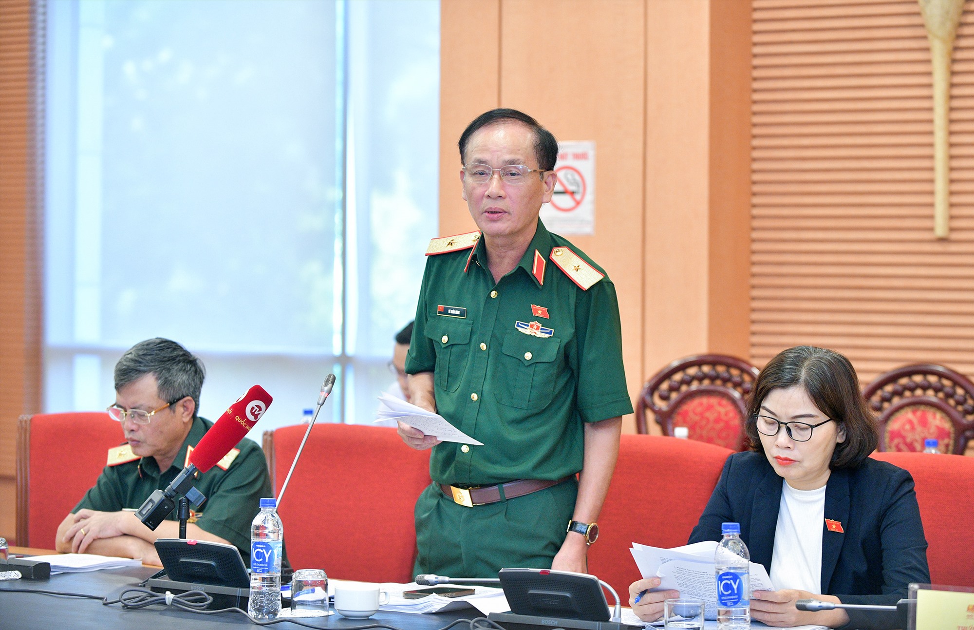 Thiếu tướng Vũ Xuân Hùng - Ủy viên Thường trực Ủy ban Quốc phòng và An ninh cho ý kiến tại phiên họp. Ảnh: Nghĩa Đức/QH