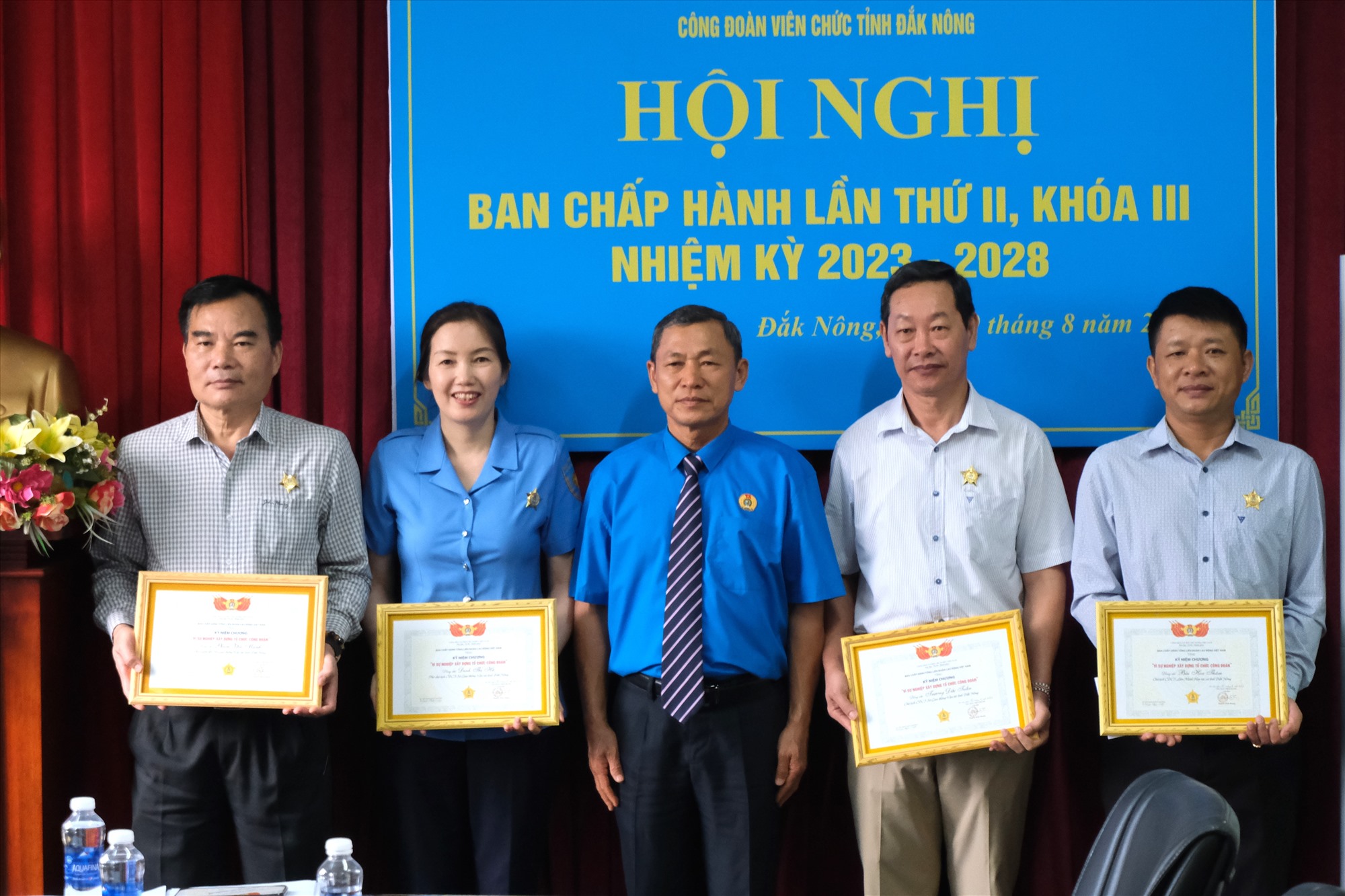 Liên đoàn Lao động Đắk Nông vinh danh 4 cá nhân vì sự nghiệp pbhat1 triển Công đoàn. Ảnh: Phan Tuấn