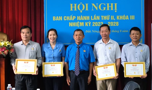 Liên đoàn Lao động Đắk Nông trao tặng Kỷ niệm chương "Vì sự nghiệp xây dựng tổ chức Công đoàn" cho 4 cá nhân. Ảnh: Phan Tuấn