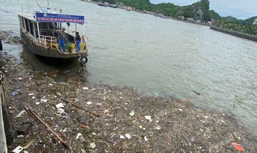 Ban Quản lý vịnh Cát Bà xử lý sự cố rác thải từ các vùng lân cận trôi dạt về vùng vịnh Cát Bà. Ảnh: Ban Quản lý vịnh thuộc quần đảo Cát Bà