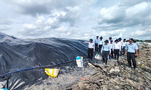 Lãnh đạo UBND tỉnh Bến Tre kiểm tra công tác khắc phục sự cố môi trường tại bãi rác An Hiệp. Ảnh: Huỳnh Hậu