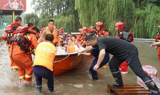 Cứu hộ người dân ở quận Phòng Sơn, Bắc Kinh, ngày 2.8.2023. Ảnh: Xinhua