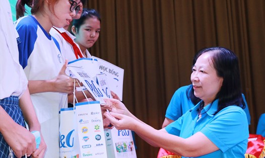 Bà Ong Thụy Hoàng Mai - Phó Chủ tịch LĐLĐ tỉnh Bình Dương - trao học bổng cho các em học sinh. Ảnh: Hoàng Trung