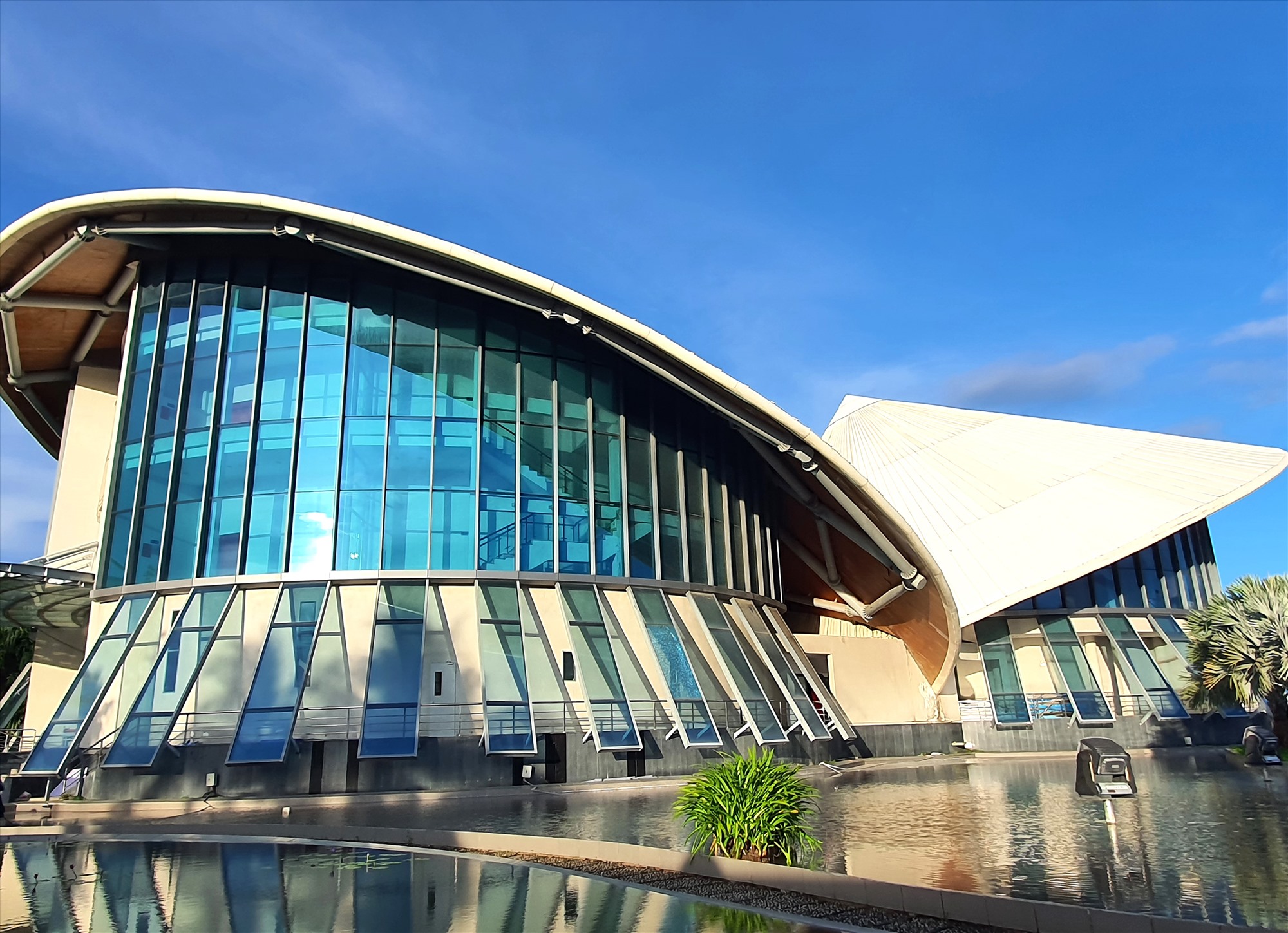 Nhà hát Ba nón lá, một biểu tượng của tỉnh Bạc Liêu. Ảnh: Nhật Hồ