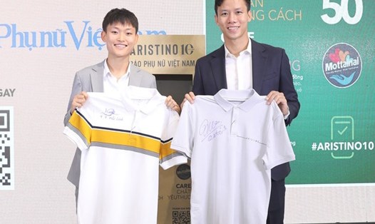 Trung vệ Quế Ngọc Hải và tiền vệ Hải Linh tặng áo có chữ ký để bán đấu giá gây quỹ ủng hộ. Ảnh: BTC