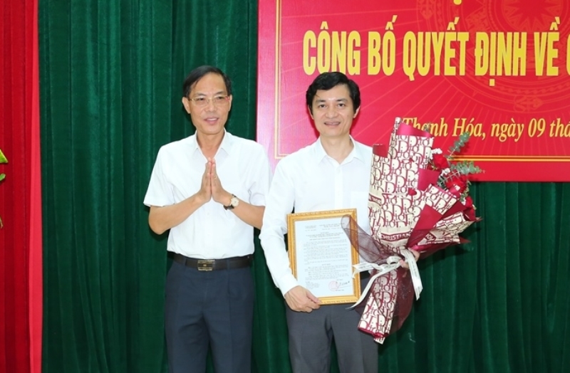 Đại diện lãnh đạo UBND tỉnh Thanh Hóa trao Quyết định của Chủ tịch UBND tỉnh bổ nhiệm đối với ông  