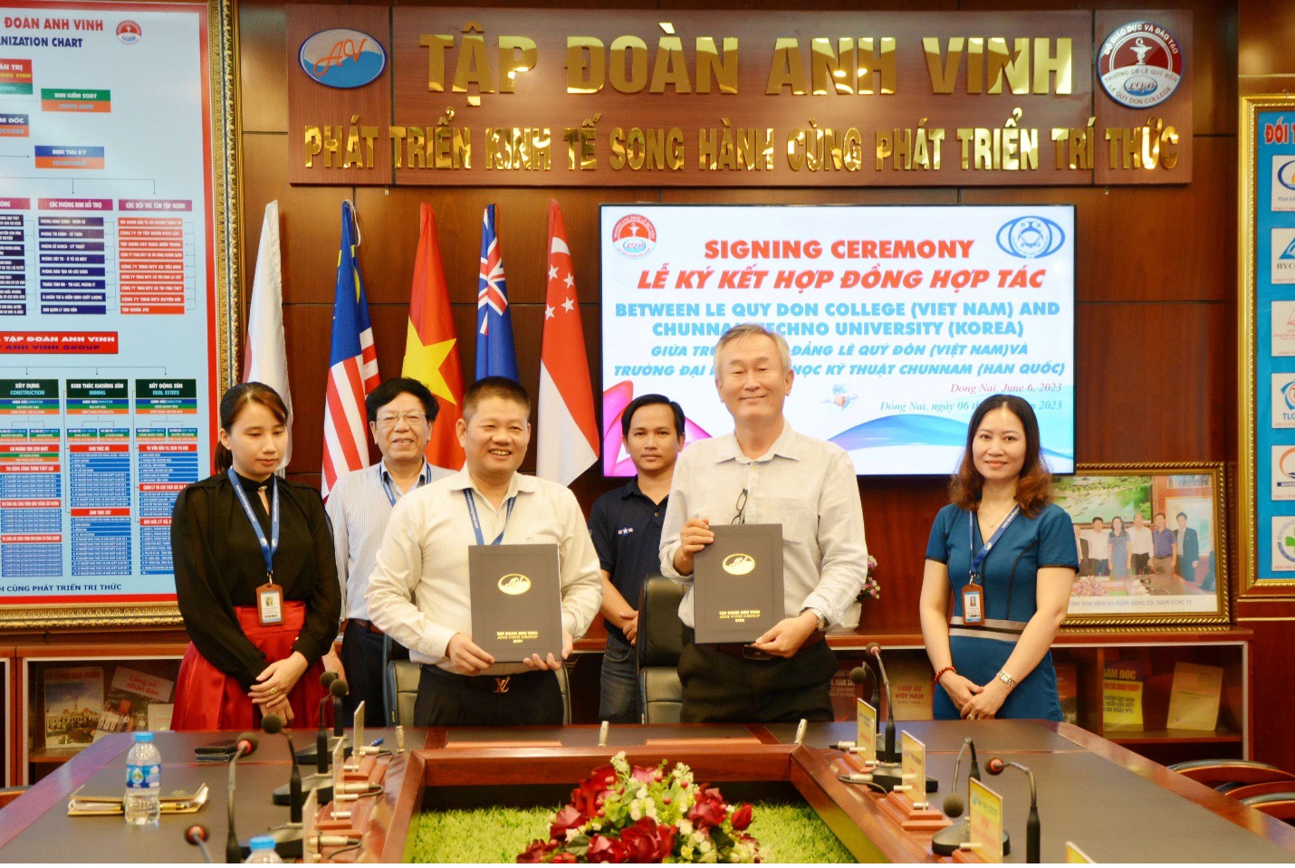 Ông Đặng Quang Vinh (trái) ký kết hợp tác giữa Trường Cao đẳng Lê Quý Đôn với trường ĐH Khoa học kỹ thuật Chunnam (Hàn Quốc). Ảnh: BTC.