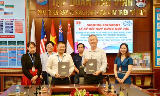 Ông Đặng Quang Vinh (trái) ký kết hợp tác giữa Trường Cao đẳng Lê Quý Đôn với trường ĐH Khoa học kỹ thuật Chunnam (Hàn Quốc). Ảnh: BTC.