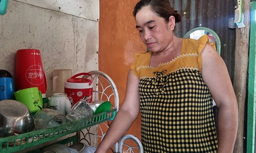 Bà Lê Thị Cẩm Vân chưa xin được việc làm mới sau gần 2 tháng nghỉ việc ở Công ty TNHH PouYuen Việt Nam. Ảnh: Hoàng Lộc