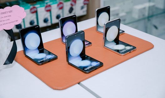 Nhiều khách hàng tại Việt Nam quan tâm đến 2 điện thoại nắp gập mới của Samsung, sẽ được mở bán hôm 11.8 tới. Ảnh: Duy Nguyễn