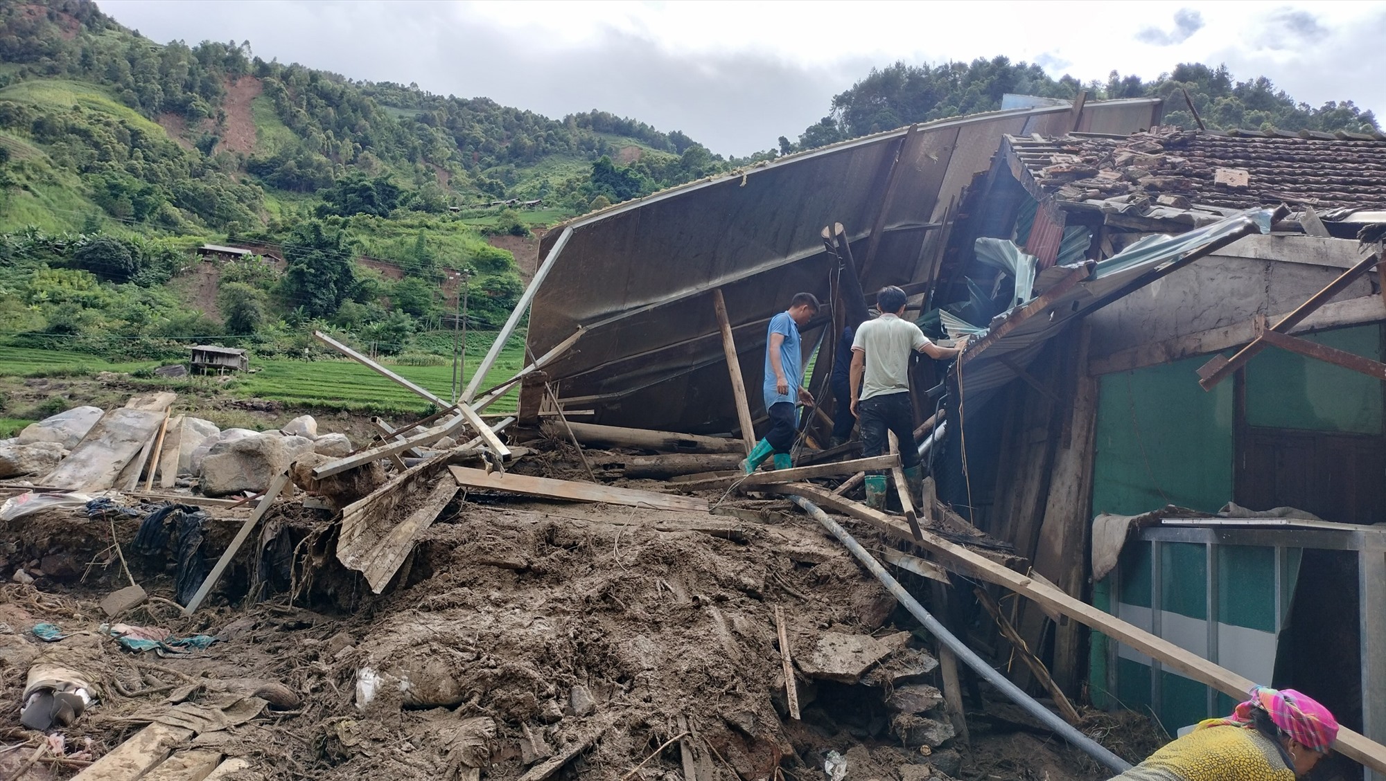 Đã có tổng số 189 nhà bị thiệt hại, tập trung chủ yếu ở huyện Mù Cang Chải; trong đó, 51 nhà sập, trôi hoàn toàn, 123 nhà thiệt hại nặng, 15 nhà phải di dời khẩn cấp.