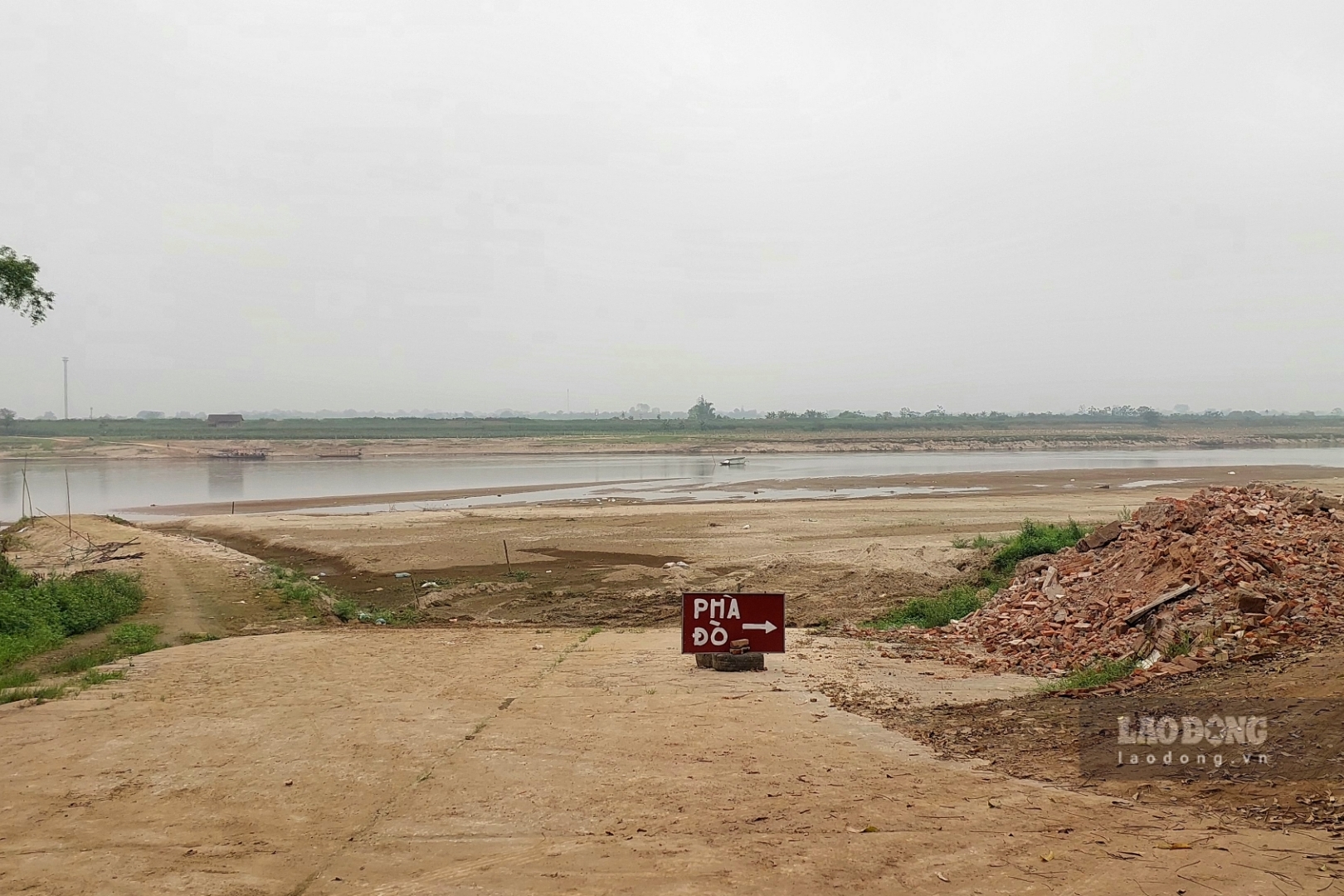Tại bến đò tình Cương (đoạn qua xã Phú Lạc, huyện Cẩm Khê) 2 tháng trước đó nước cạn khô, trơ đến đáy sông lộ ra nhiều cồn cát...