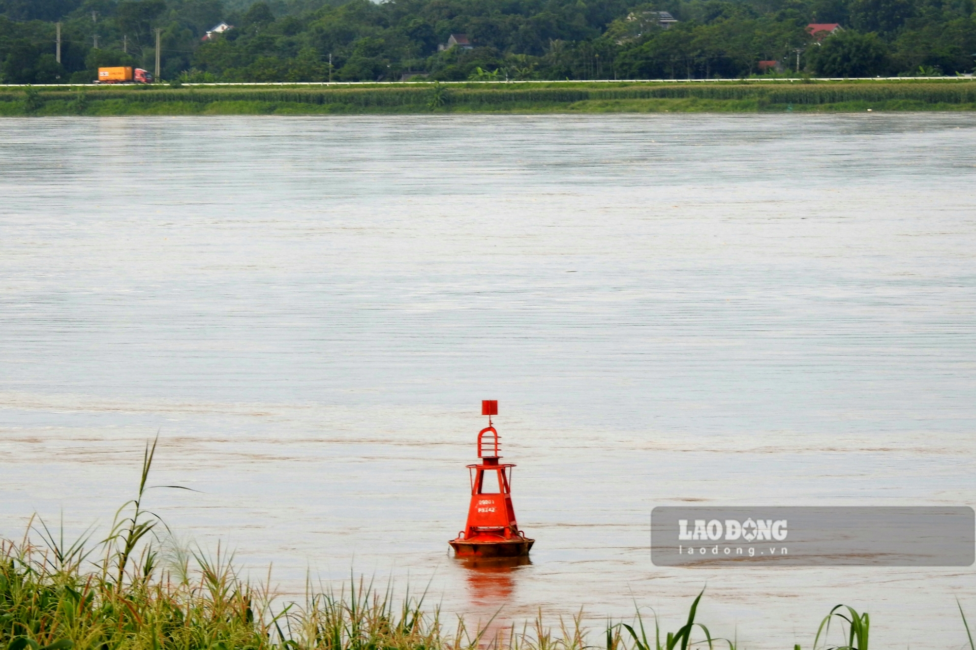 Theo Ban chỉ huy Phòng chống thiên tai và Tìm kiếm cứu nạn tỉnh Phú Thọ (PCTT&TKCN), vào hồi 3h ngày 9.8, tại Trạm Thủy văn Ấm Thượng trên sông Hồng (đoạn qua huyện Hạ Hòa), mực nước đã lên tới 24,55m, trên báo động I là 0,05m.