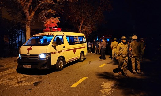 Xe cứu thương nhận thi thể bị nhân viên Trung tâm Pháp y Đà Nẵng chặn. Ảnh: Nguyễn Văn