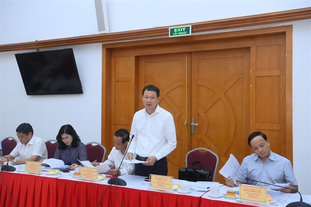 Thiếu tướng Vũ Hồng Văn, Cục trưởng Cục An ninh chính trị nội bộ, thành viên Đoàn công tác công bố các quyết định có liên quan. Ảnh: Bộ Công an