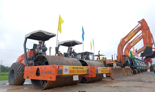 Máy móc, trang thiết bị phục vụ dự án đường Vành đai 4 - Vùng Thủ đô Hà Nội đoạn qua huyện Sóc Sơn. Ảnh: Phạm Đông