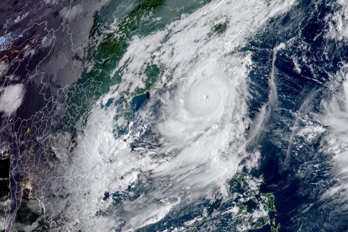 Tốc độ và quỹ đạo bão Saola cho thấy cơn bão có thể có sức tàn phá tương đương Mangkhut và Hato. Ảnh: RAMMB/CIRA
