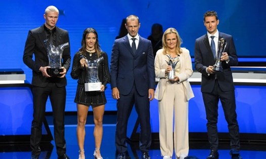 Erling Haaland cùng Aitana Bonmati, nữ huấn luyện viên Sarina Wiegman và cựu tiền đạo Miroslav Klose trên sân khấu nhận giải. Ảnh: UEFA