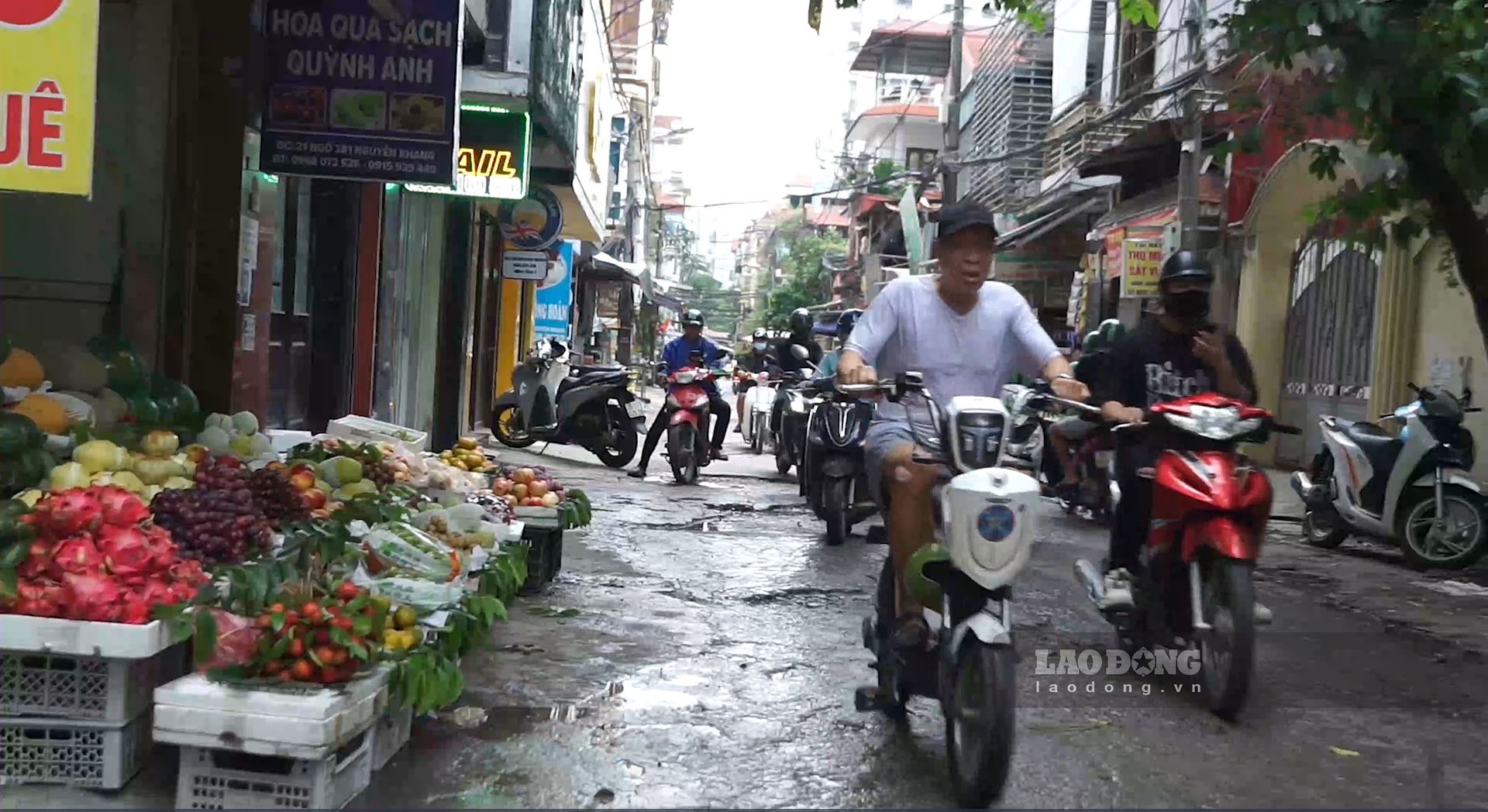 Ngõ 381, đường Nguyễn Khang là khu vực tập trung đông dân cư, lượng phương tiện lưu thông lớn. Ảnh: Thu Thuỷ