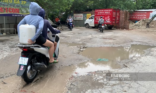 Đoạn đường trong ngõ 381 Nguyễn Khang đã xuống cấp nghiêm trọng. Ảnh: Thu Thuỷ