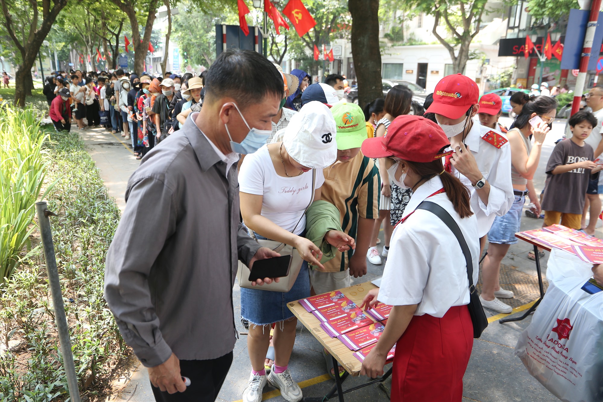 Đúng 12h trưa, các nhân viên bắt đầu phát vé. Ảnh: Vĩnh Hoàng