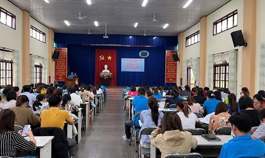 Liên đoàn Lao động huyện Đức Trọng, tỉnh Lâm Đồng tập huấn cho hơn 300 cán bộ công đoàn. Ảnh: Đức Thiệm