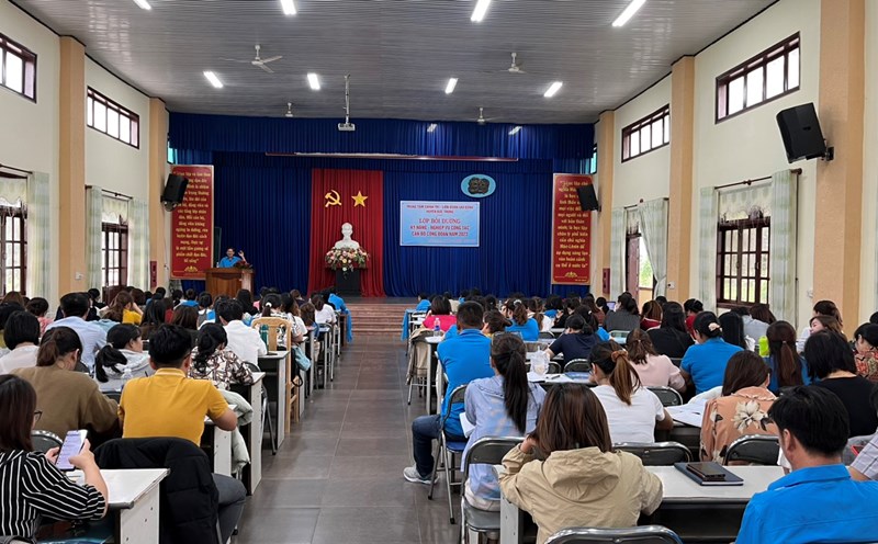 Liên đoàn Lao động huyện Đức Trọng, tỉnh Lâm Đồng tập huấn cho hơn 300 cán bộ công đoàn. Ảnh: Đức Thiệm