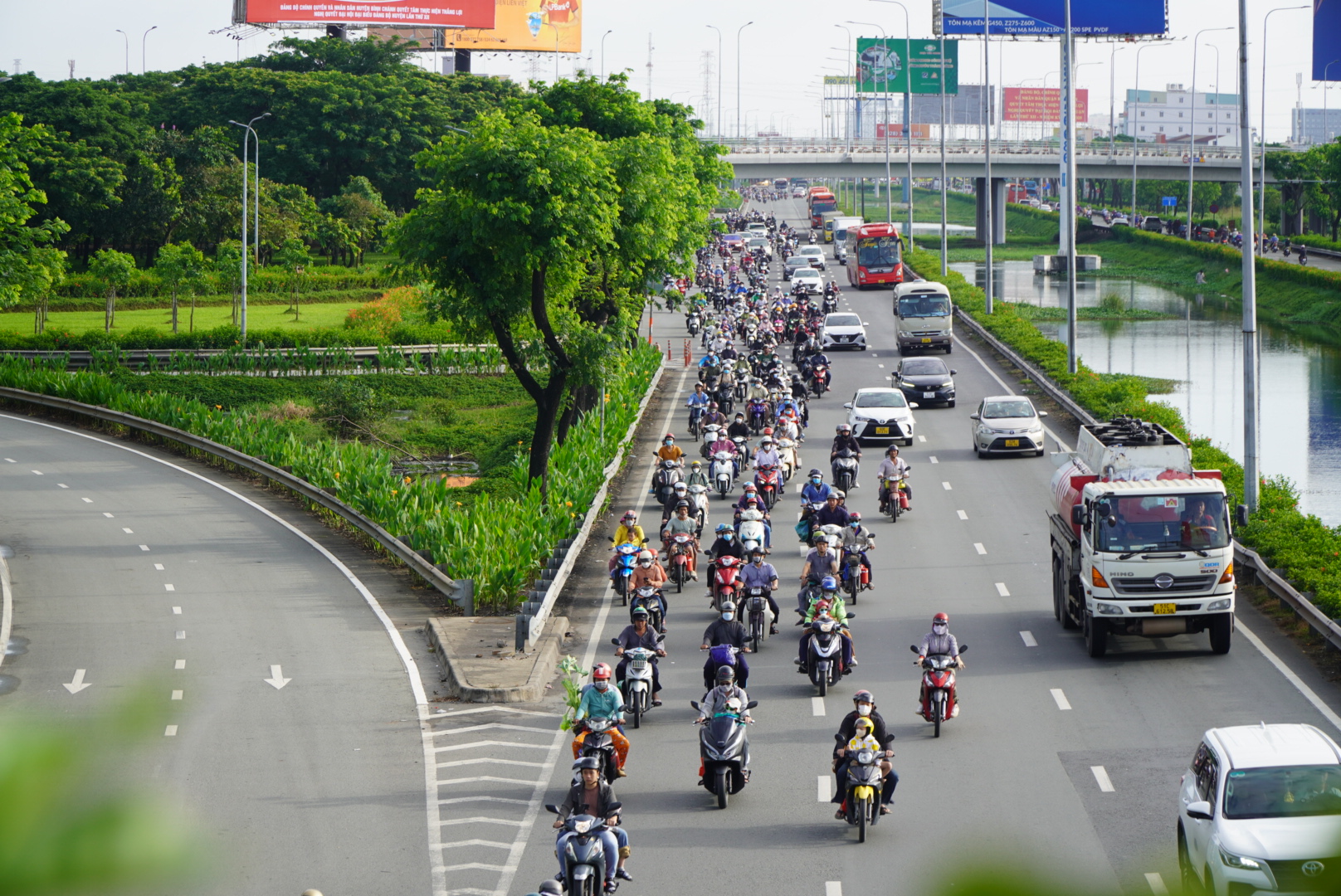 Tương tự, tại Quốc Lộ 1A - cửa ngõ phía Tây thành phố giao thông khá thông thoáng dù lượng phương tiện tăng cao do nhiều người dân từ thành phố về quê nghỉ lễ.