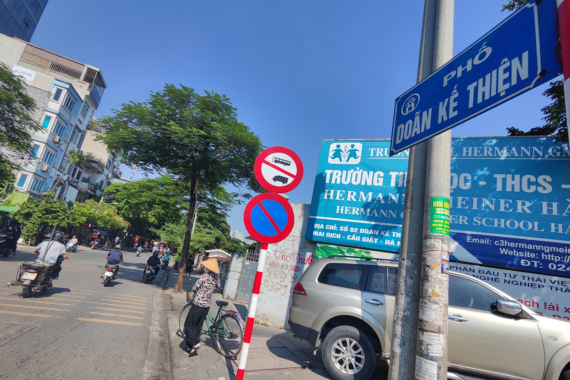 Đầu phố Doãn Kế Thiện hướng giáp Phạm Văn Đồng có đặt biển cấm xe tải, xe khách. Ảnh: Ngọc Huyền