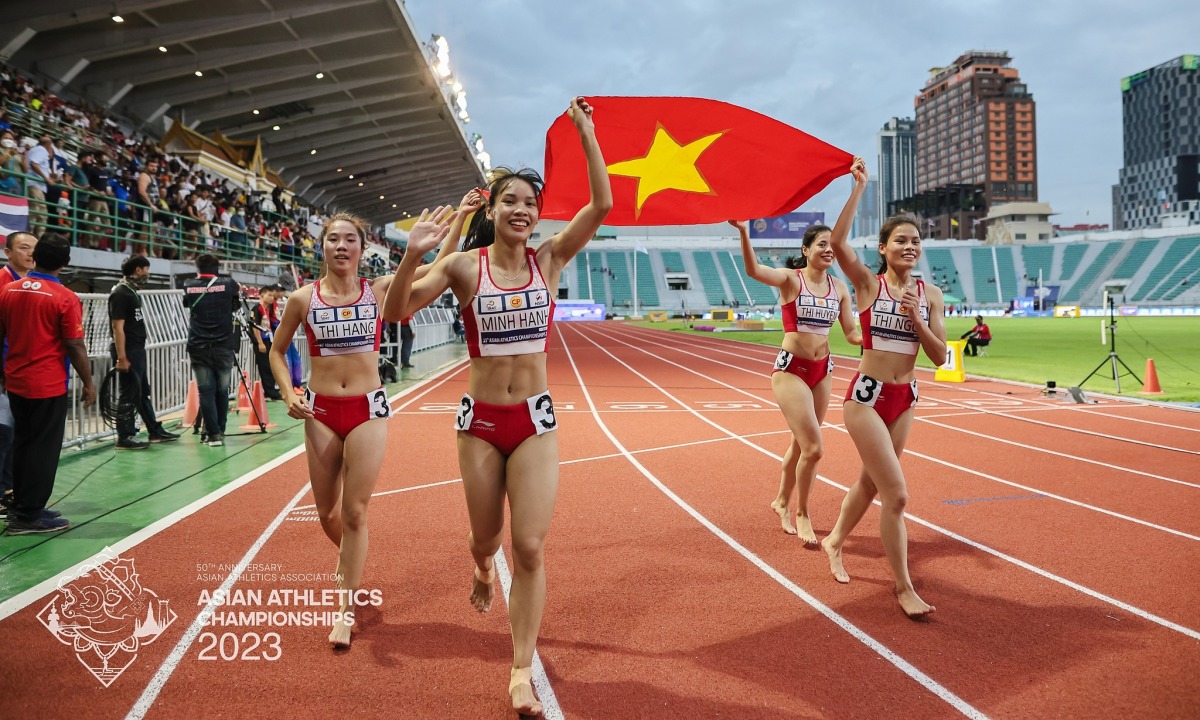 Tổ chạy 4x400m nữ tập huấn tại Thượng Hải (Trung Quốc). Ảnh: AAC