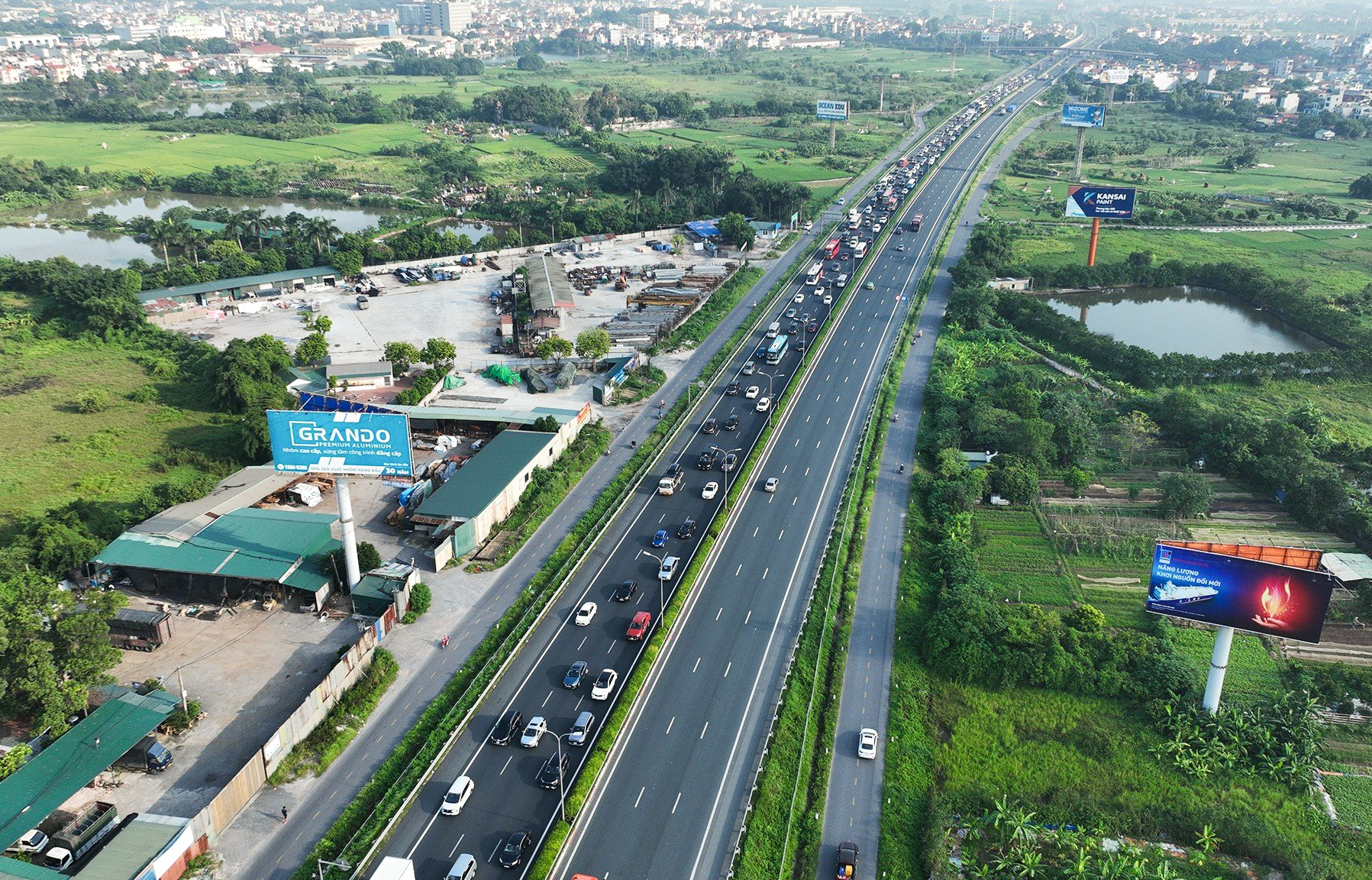Ở chiều đi vào thành phố Hà Nội đường rất thông thoáng. Cập nhật trên ứng dụng Google Maps đến hơn 10h sáng nay (1.9), mật độ phương tiện lưu thông qua trạm thu phí vẫn rất lớn.