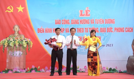 Huyện Đông Hải, tỉnh Bạc Liêu tổ chức Lễ báo công dâng hương và tuyên dương điển hình học tập và làm theo tư tưởng đạo đức Hồ Chí Minh. Ảnh: Nhật Hồ