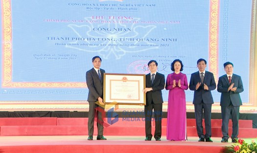 Thừa ủy quyền của Thủ tướng Chính phủ, ông Vũ Văn Diện, Phó Chủ tịch UBND tỉnh Quảng Ninh, trao quyết định công nhận TP Hạ Long hoàn thành chương trình xây dựng nông thôn mới năm 2021.
