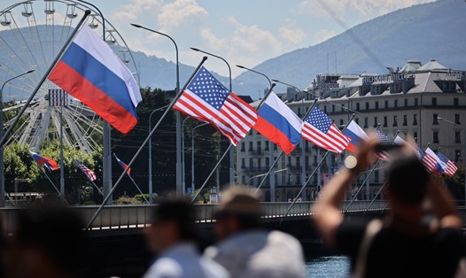 Cờ Nga và Mỹ trên cầu Mont-Blanc trước hội nghị thượng đỉnh Mỹ - Nga ở Geneva, Thụy Sĩ năm 2021. Ảnh: AFP