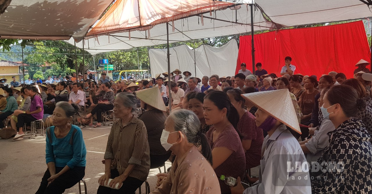 Hàng trăm người dân thôn Văn Lâm, xã Ninh Hải tham gia đối thoại với lãnh đạo UBND huyện Hoa Lư và lãnh đạo một số sở, ngành của tỉnh Ninh Bình. Ảnh: Diệu Anh