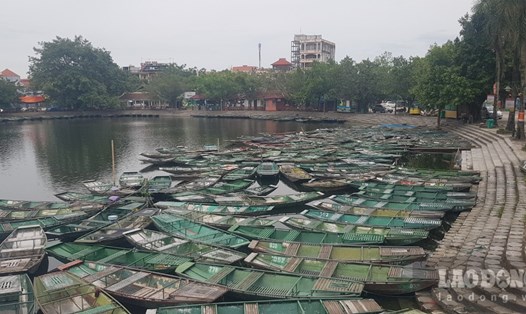 Hơn 1.000 chiếc thuyền của người dân nằm phơi mưa, phơi nắng tại bến thuyền Tam Cốc gần 2 tháng nay. Ảnh: Diệu Anh