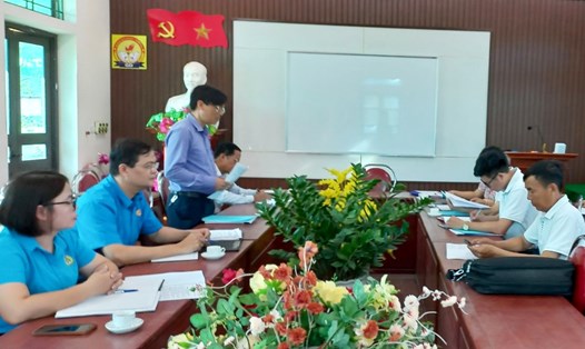 Đoàn giám sát Liên đoàn Lao động thị xã Phú Thọ làm việc tại Trường THCS Phú Hộ. Ảnh: Đăng Hải 