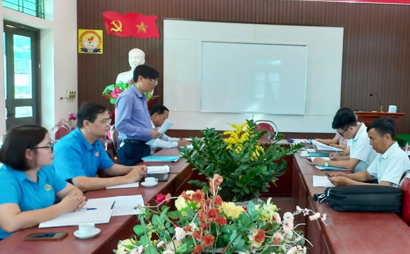 Đoàn giám sát Liên đoàn Lao động thị xã Phú Thọ làm việc tại Trường THCS Phú Hộ. Ảnh: Đăng Hải